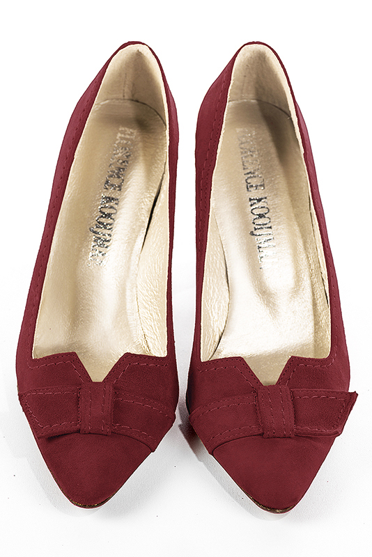 Burgundy red women's dress pumps, with a knot on the front. Tapered toe. High kitten heels. Top view - Florence KOOIJMAN